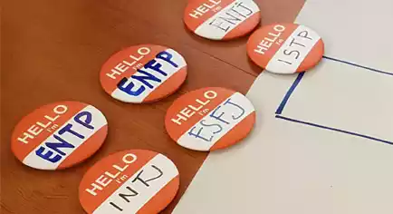 Peserta mengerjakan tes MBTI resmi Indonesia didampingi praktisi bersertifikat
