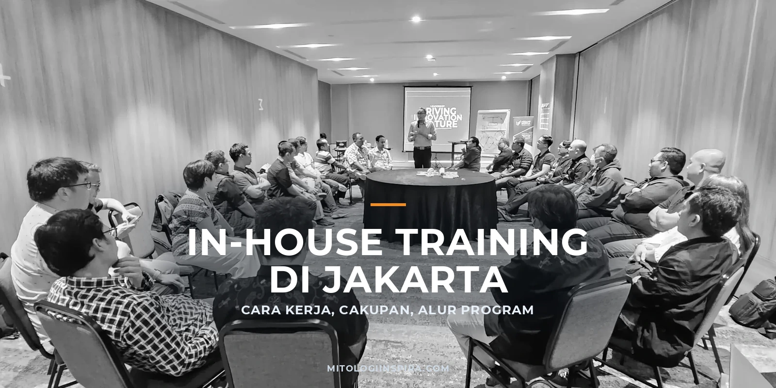 Peserta sesi in-house training Mitologi Inspira berlatih berpasangan di ruang pelatihan perusahaan di Jakarta