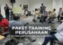 Peserta sesi pelatihan Mitologi Inspira bekerja dalam kelompok kecil di ruang kelas, gambar unggulan artikel paket training perusahaan