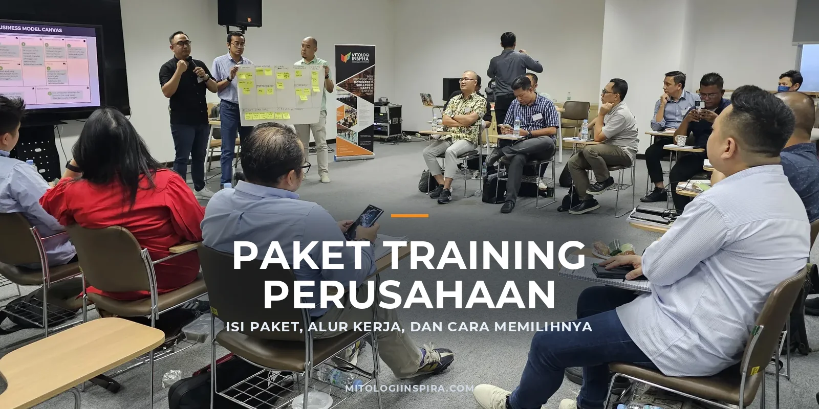 Peserta sesi pelatihan Mitologi Inspira bekerja dalam kelompok kecil di ruang kelas, gambar unggulan artikel paket training perusahaan