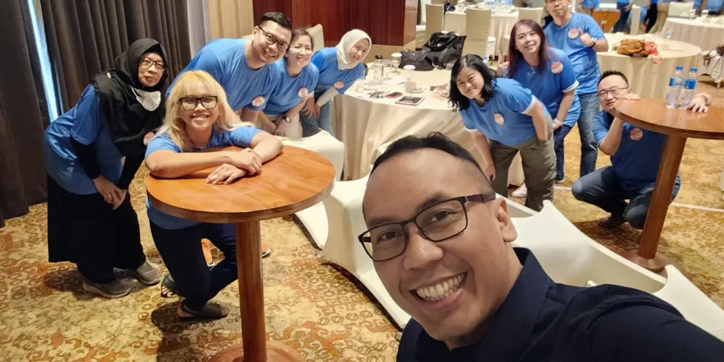 Peserta sesi MBTI Gameday Mitologi Inspira sedang menjalani permainan team building di dalam ruangan
