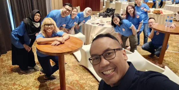 Peserta sesi MBTI Gameday Mitologi Inspira sedang menjalani permainan team building di dalam ruangan