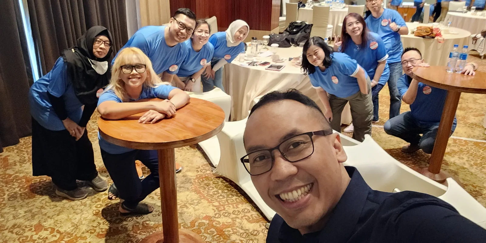 Peserta sesi MBTI Gameday Mitologi Inspira sedang menjalani permainan team building di dalam ruangan