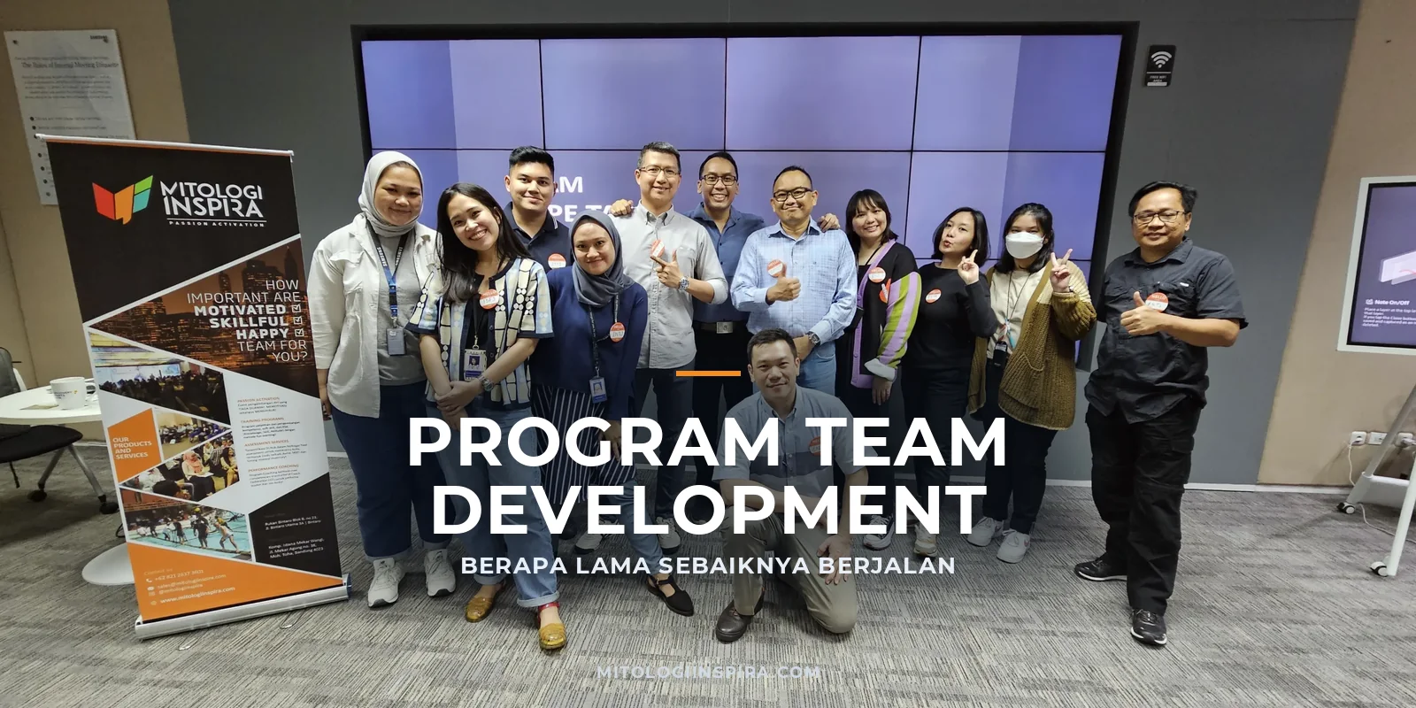 Peserta sesi training karyawan MBTI untuk teamwork bersama Mitologi Inspira sedang berdiskusi dalam kelompok