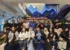 Karyawan berfoto bersama seusai sesi team development di kantor, menunjukkan kerja sama tim yang bertahan