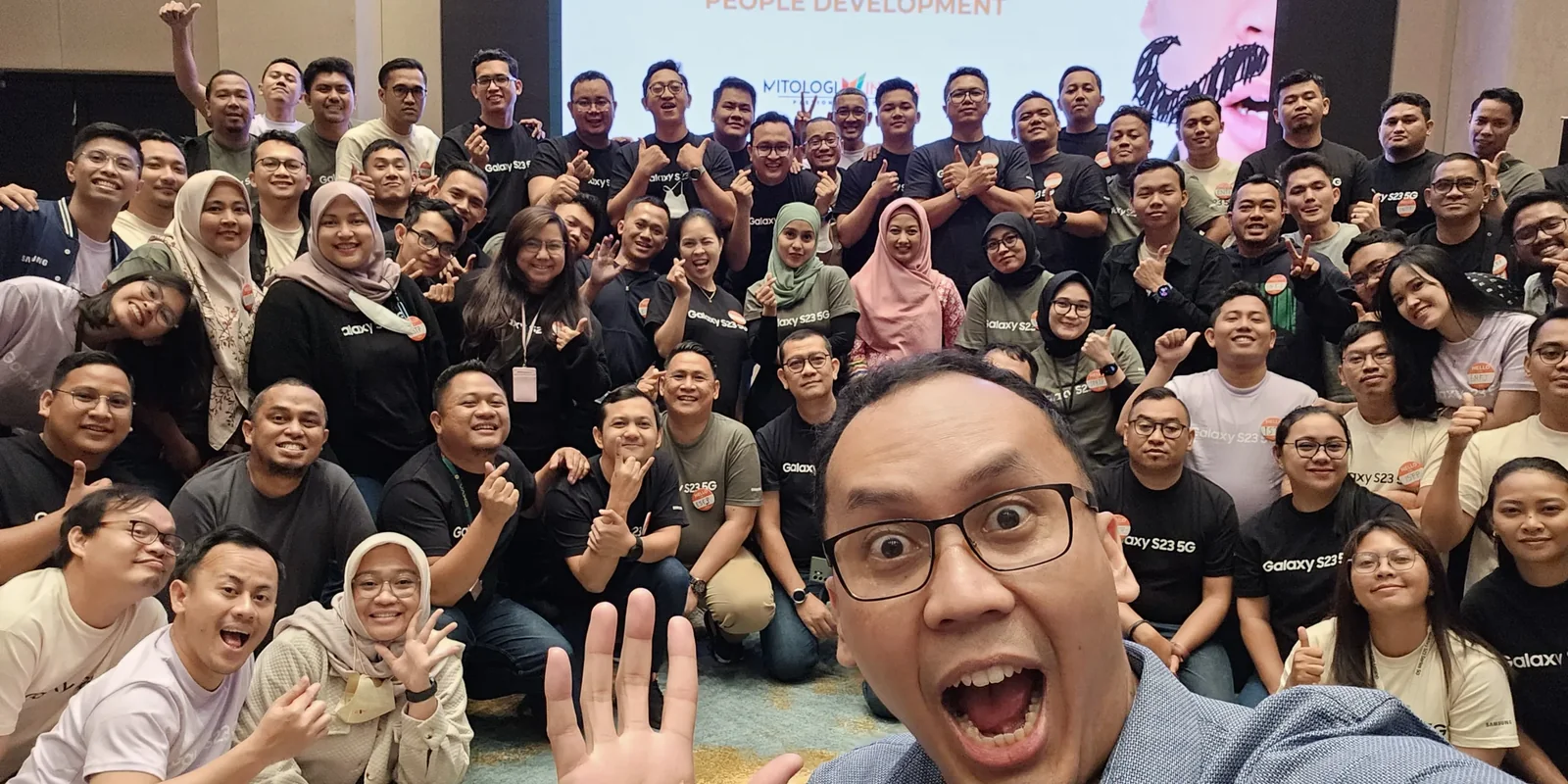 Peserta sesi pelatihan Mitologi Inspira mengikuti latihan komunikasi tim, ilustrasi artikel contoh nyata komunikasi tim yang gagal