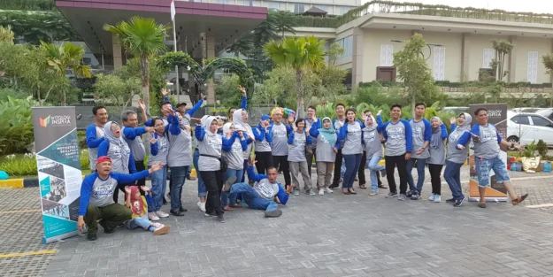 Peserta MBTI Gameday mengikuti permainan tim di luar ruangan