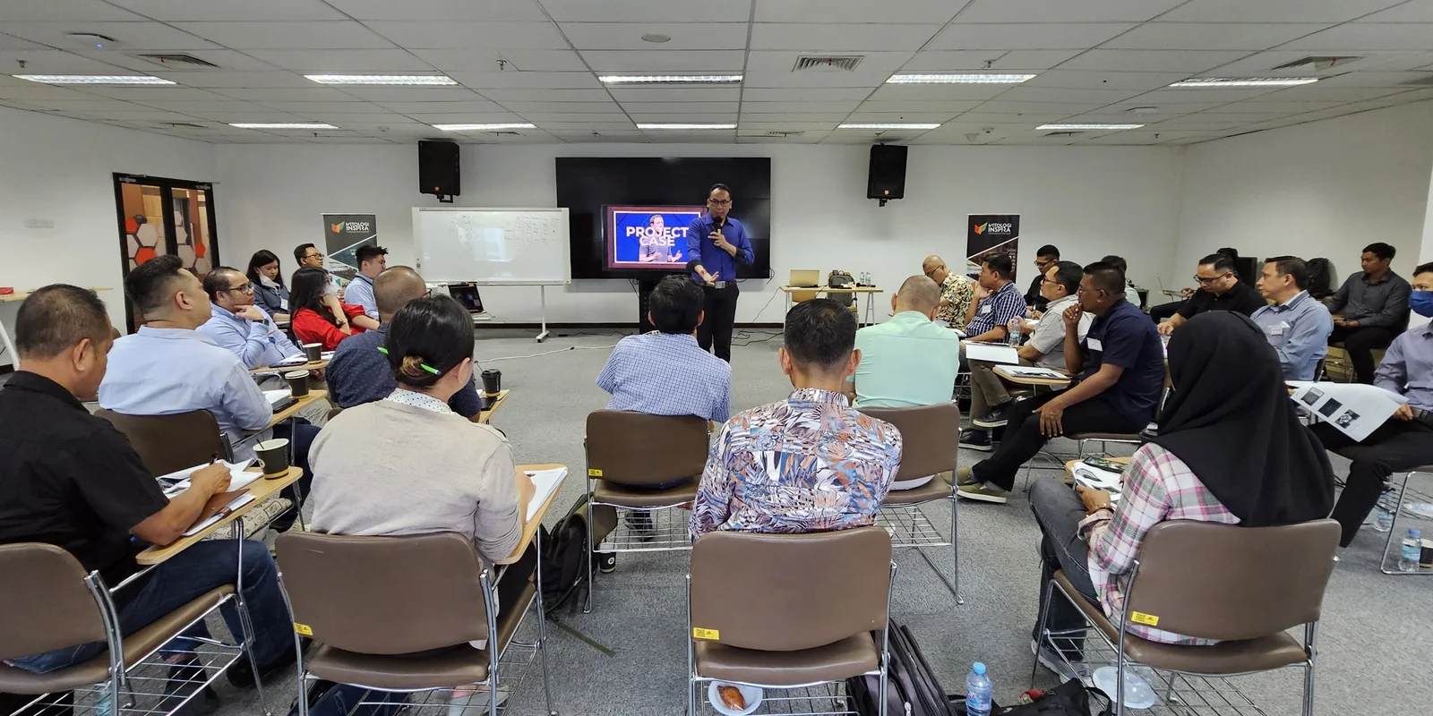 Peserta dan fasilitator dalam sesi pelatihan internal perusahaan