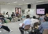 Peserta pelatihan duduk melingkar menyimak fasilitator yang memimpin sesi di depan layar, suasana kelas Mitologi Inspira.