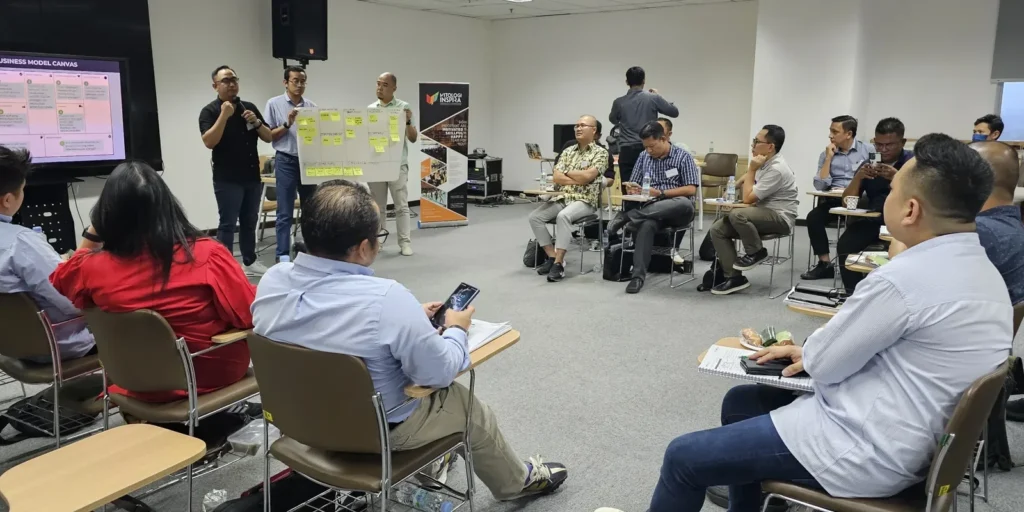 Paket training perusahaan adalah satu kesepakatan pelatihan yang memuat sesi terfasilitasi, bahan dan perlengkapannya, asesmen sebelum dan sesudah ses