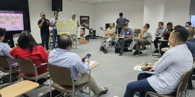 Paket training perusahaan adalah satu kesepakatan pelatihan yang memuat sesi terfasilitasi, bahan dan perlengkapannya, asesmen sebelum dan sesudah ses