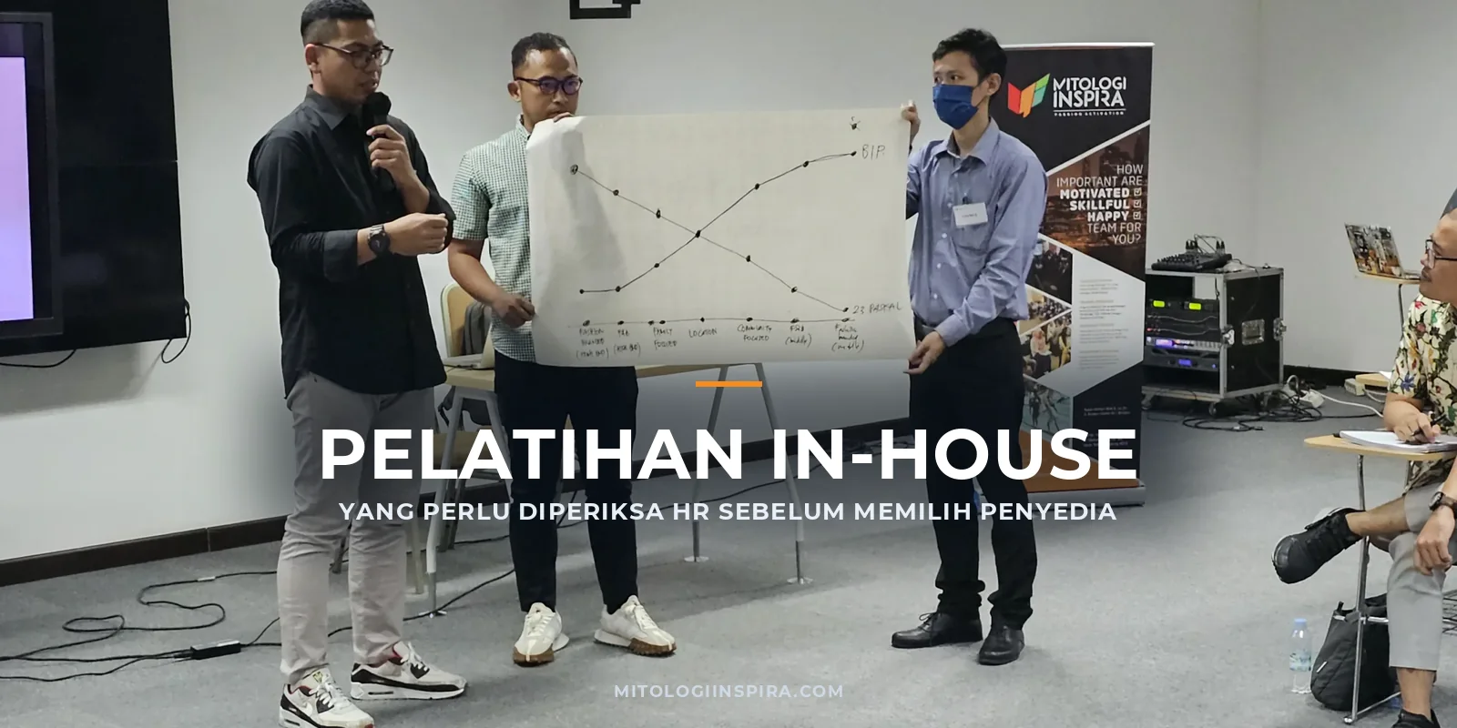 Peserta sesi pelatihan in-house Mitologi Inspira bekerja dalam kelompok di meja kerja