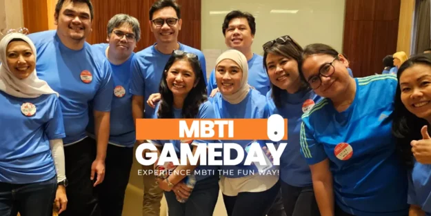 Peserta team building skala besar Mitologi Inspira membentuk kelompok di satu ruangan