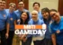 Peserta team building skala besar Mitologi Inspira membentuk kelompok di satu ruangan